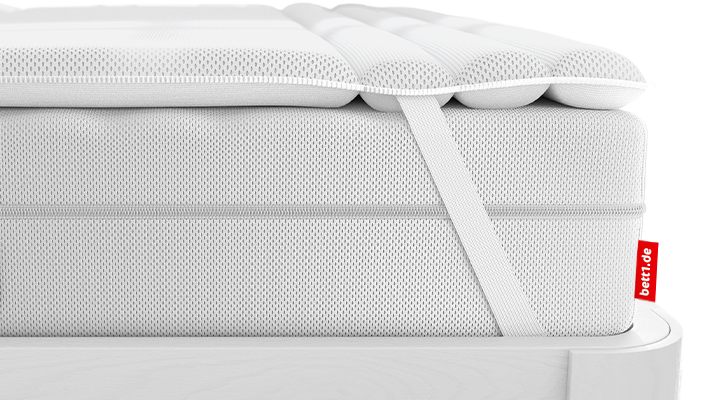 De topper ligt op het BODYGUARD® matras en is met de bevestigingslussen eraan vastgemaakt.