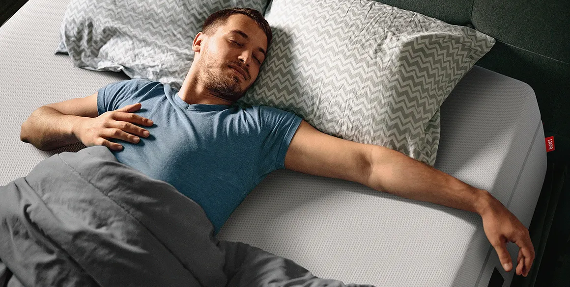Foto: een persoon ligt op de rug op een QXSchaum®-matras.