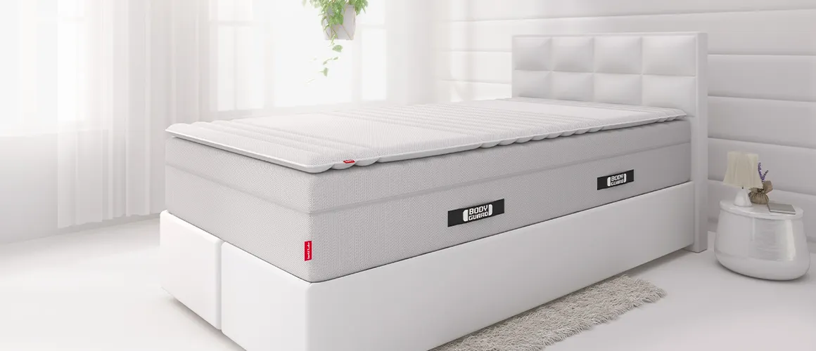 BODYGUARD® Boxspringmatras met BODYGUARD® Topper 80x200 cm op een wit boxspringbed.