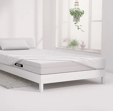 Een BODYGUARD® matras, voor de helft voorzien van een wit BODYGUARD® jersey hoeslaken.