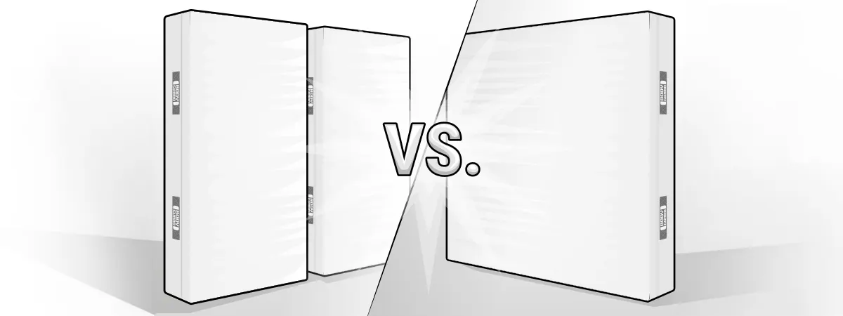 Illustratie: links twee rechtopstaande eenpersoonsmatrassen van 100×200 cm en rechts één matras van 200×200 cm, met daartussen de tekst: vs.