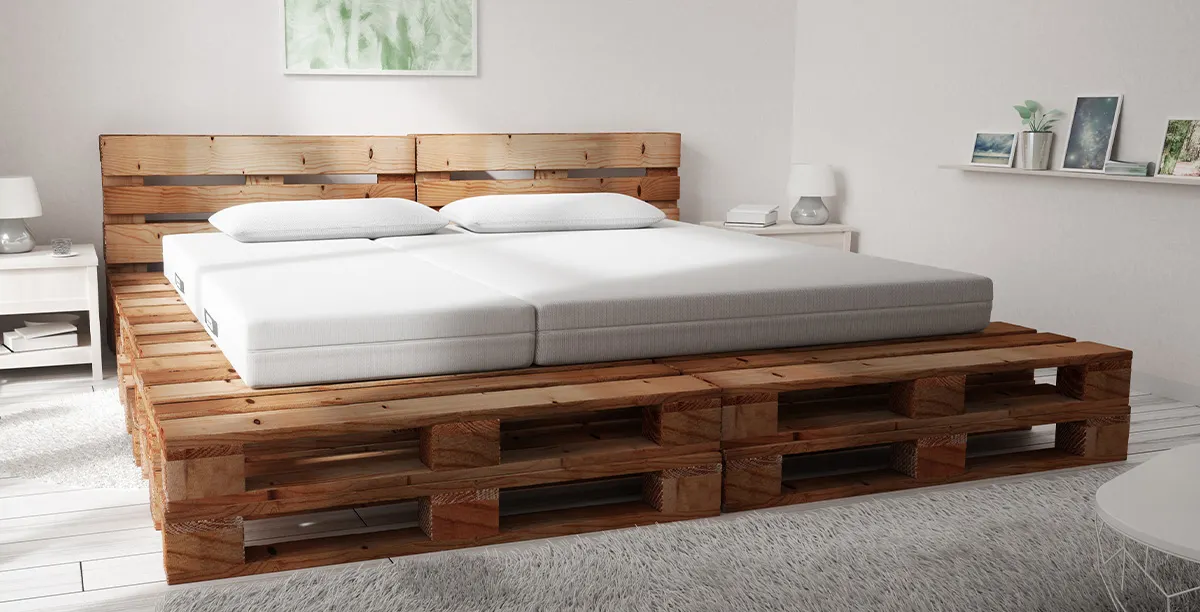 Palletbed met twee BODYGUARD® matrassen van 140 × 200 cm en 70 × 200 cm.