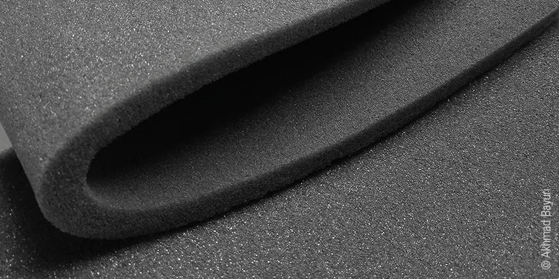 Close-up van een topmatras van comfortschuim.