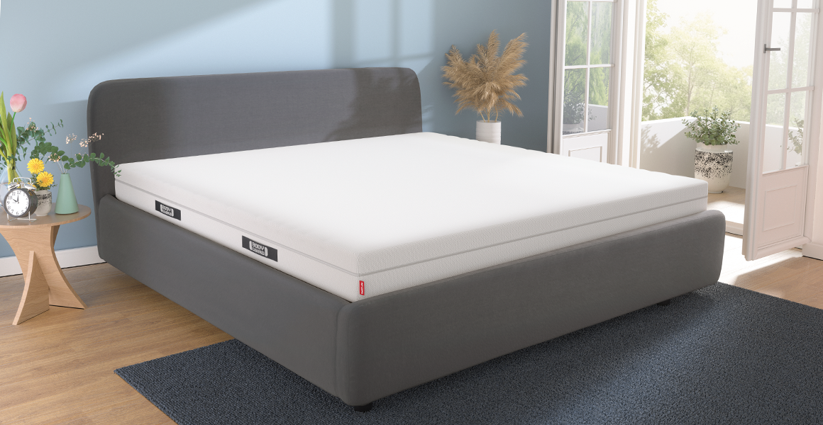 BODYGUARD® matras op een modern grijs tweepersoonsbed