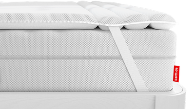 De topper ligt op het BODYGUARD® matras en is met de bevestigingslussen eraan vastgemaakt.