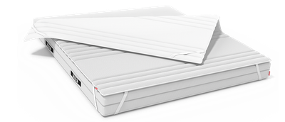 Een BODYGUARD® matras die voor de helft is bedekt met de BODYGUARD® topper. Eén helft van de topper is omgeslagen, waardoor de andere zijde van de hoes zichtbaar is.