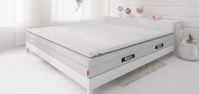 Op een bed liggen het BODYGUARD®-matras met daarop de BODYGUARD®-topmatras.